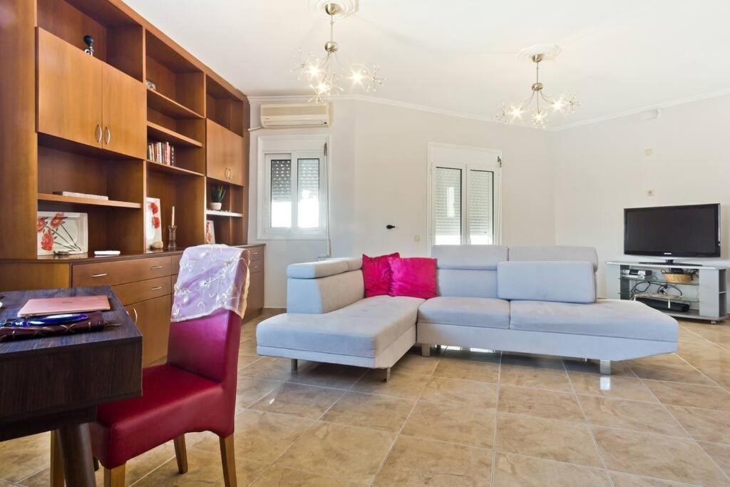 Crystal Chateau: μaisonette Above The Sea Apartment *